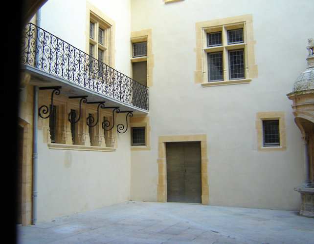 Comtesse Courtyard